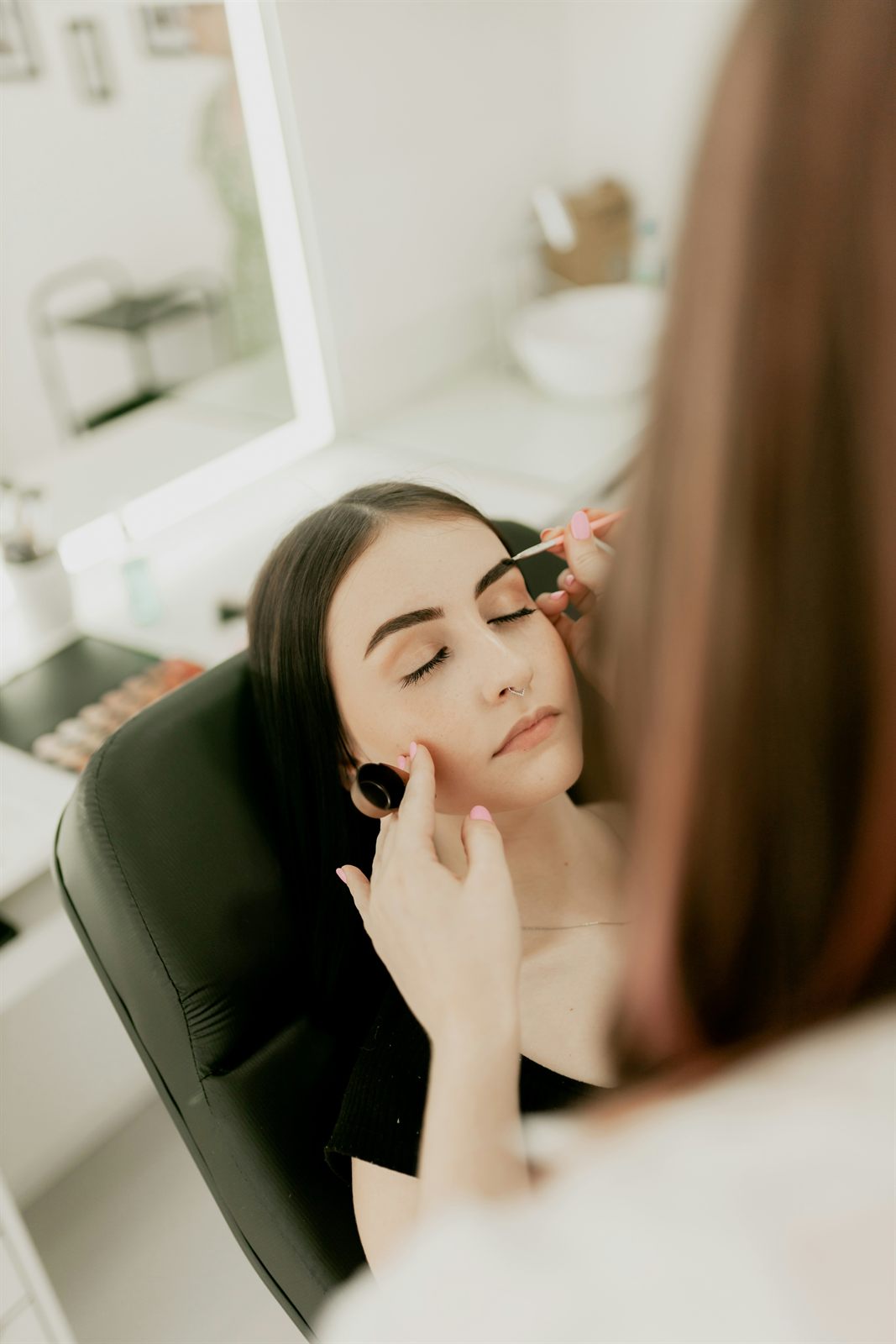 Regulacja brwi w salonie AOW Kosmetologia w Szczecinie