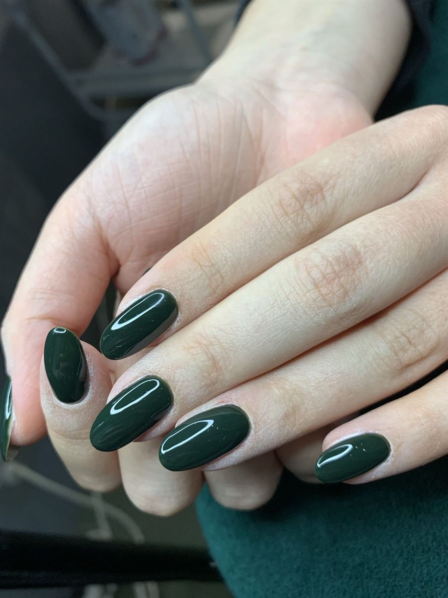 Manicure hybrydowy ciemna zieleń Szczecin