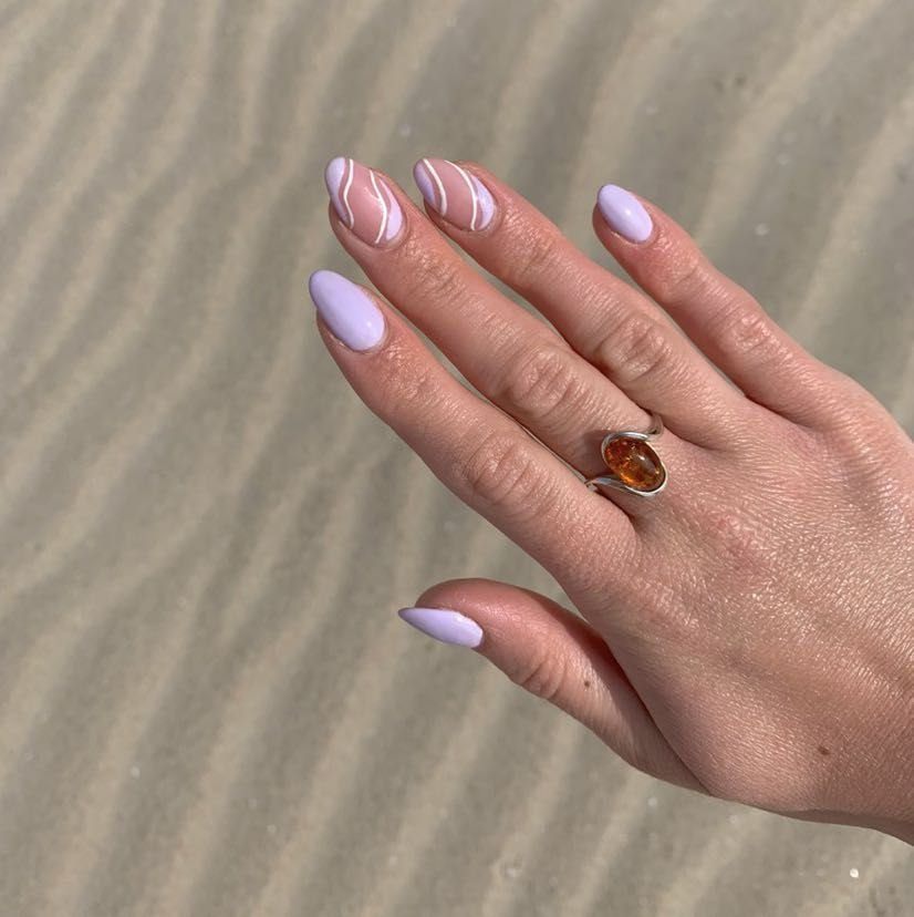 Manicure lawendowy kształt migdał